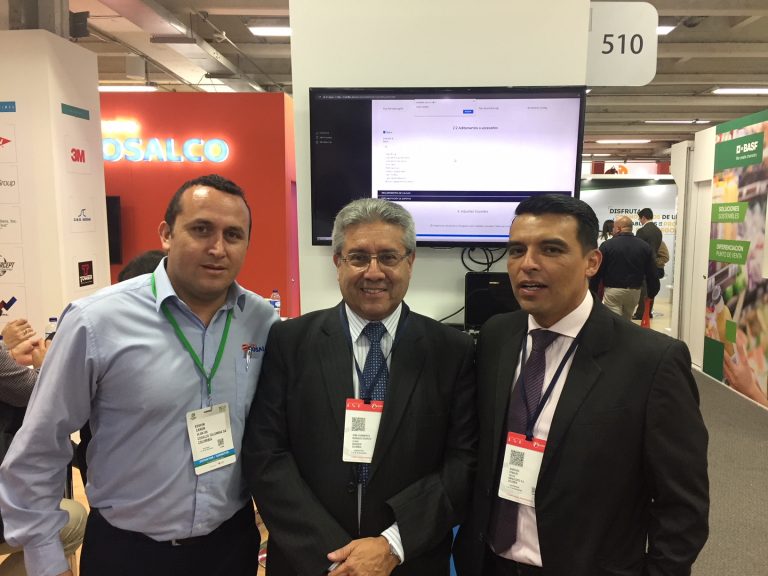 Edwin Cañón, de COSALCO, y Oswaldo Sánchez, de EMPAFLEXCO, con el profesor Iván Rodríguez B. en Andina-Pack