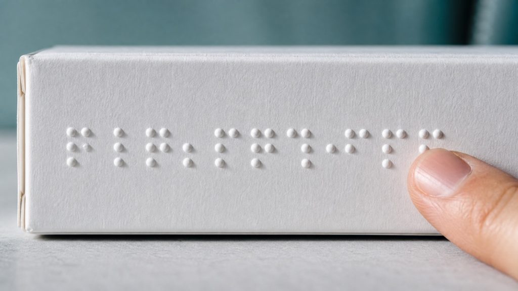 Braille en etiquetas y empaques en Latinoamérica: qué exige cada país