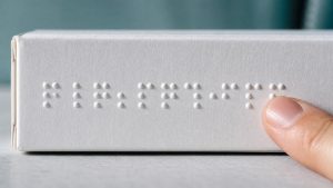 Caja de medicamento con texto en braille en relieve, ejemplo de braille en etiquetas en Latinoamérica